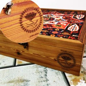 عکس نمونه حک لیزری روی پک هدیه زعفران چوبی
